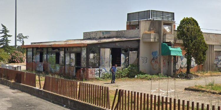 Latina, il Comune si è accorto del degrado all’ex bar del mercato del martedì: “Presto un bando pubblico”