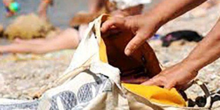 Sorpreso a rubare sotto gli ombrelloni incustoditi al lido di Latina, fermato straniero