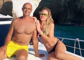 Gommone in avaria a Ponza, Ilary Blasi salva fotografo