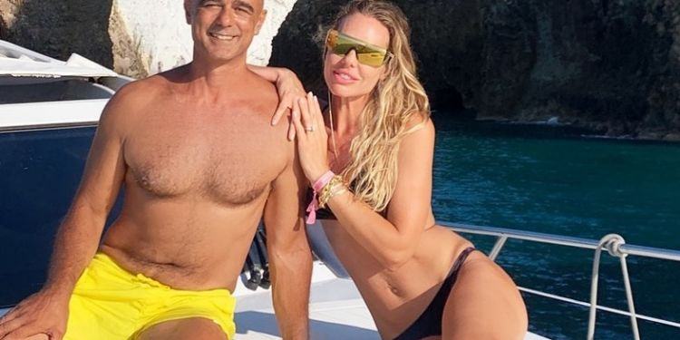 Gommone in avaria a Ponza, Ilary Blasi salva fotografo