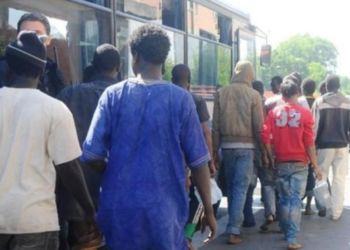 Latina, non gradiscono la nuova sistemazione: 25 migranti si rifiutano di entrare