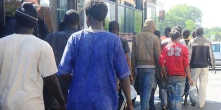 Latina, non gradiscono la nuova sistemazione: 25 migranti si rifiutano di entrare
