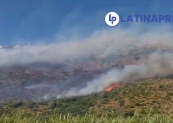Incendio infernale a Sezze, fiamme ingrossate dal vento: in azione canadair VIDEO