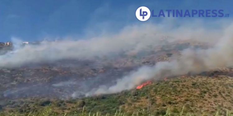 Incendio infernale a Sezze, fiamme ingrossate dal vento: in azione canadair VIDEO