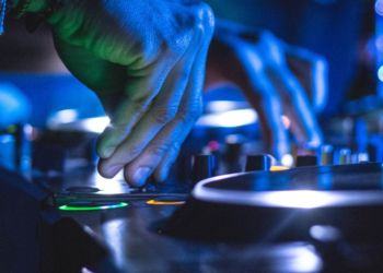 Musica troppo alta in un locale di Ponza, denunciati proprietario e dj