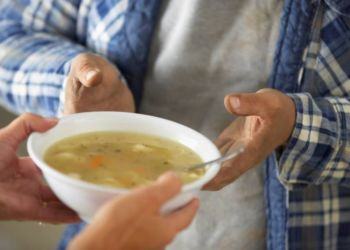 Non gli piace il pranzo: immigrato aggredisce educatrice con un’ascia. Salvini:”In galera”
