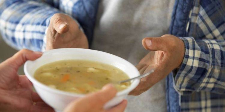 Non gli piace il pranzo: immigrato aggredisce educatrice con un’ascia. Salvini:”In galera”