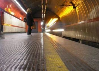 Ragazza della provincia di Latina tenta di buttarsi sui binari della metro a Roma