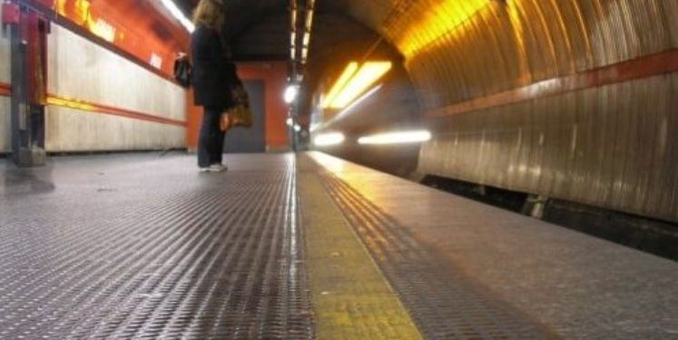 Ragazza della provincia di Latina tenta di buttarsi sui binari della metro a Roma