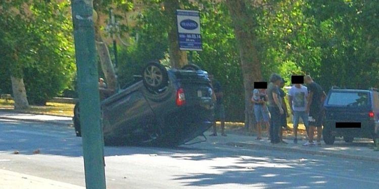 Minicar si ribalta in via Emanuele Filiberto a Latina, feriti due 15enni