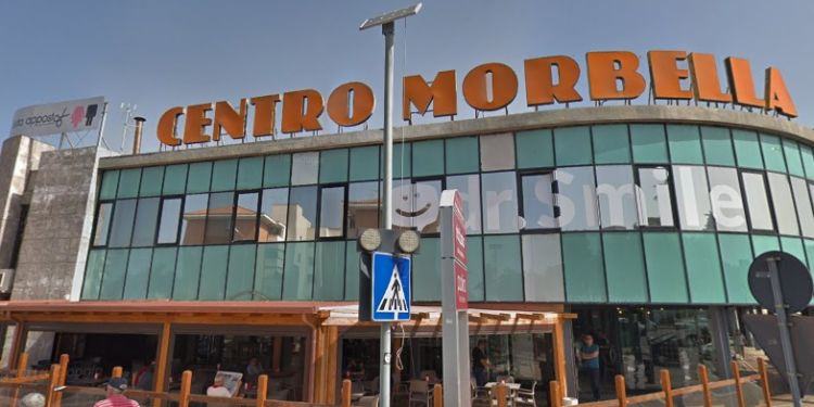 Panico al Morbella di Latina: uomo deruba e minaccia gruppo di giovani con una lametta