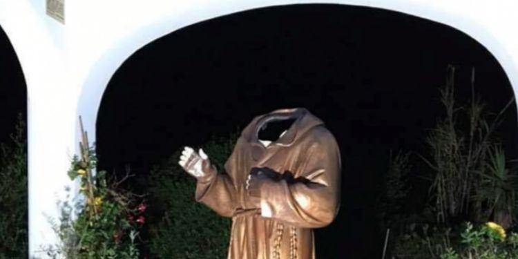 Decapitata la statua di Padre Pio a Ponza
