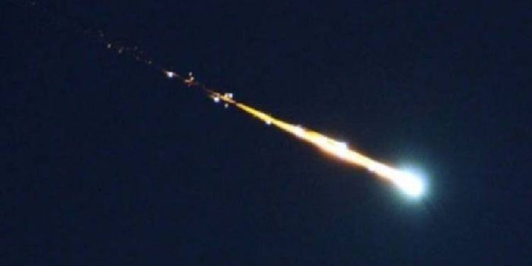 Enorme scia luminosa solca i cieli di Latina e provincia