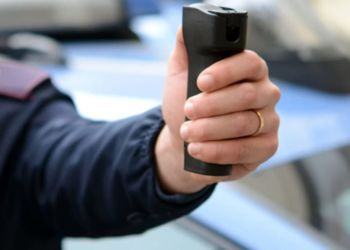 Latina, straniero molesta una ragazza per strada: la Polizia lo immobilizza con lo spray urticante
