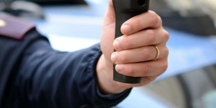 Latina, straniero molesta una ragazza per strada: la Polizia lo immobilizza con lo spray urticante
