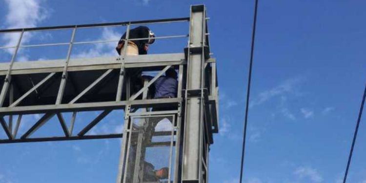 Minaccia di buttarsi da un traliccio: donna di Latina salvata dai carabinieri