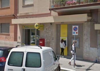 Latina, preleva 1200 euro al Postamat e viene derubata da banditi armati di martello