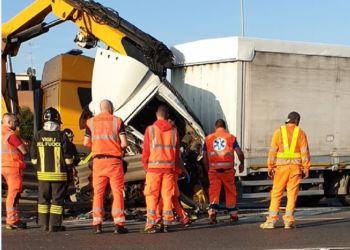 Tir si schianta sulla Pontina a Latina, gravissimo il conducente