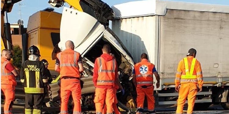 Tir si schianta sulla Pontina a Latina, gravissimo il conducente