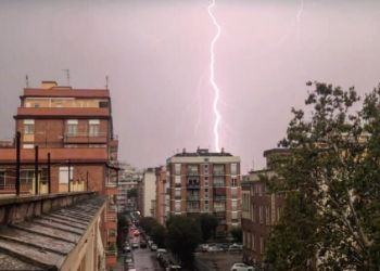 Latina, fulmine si abbatte sulla zona del Tribunale: decine di elettrodomestici ko