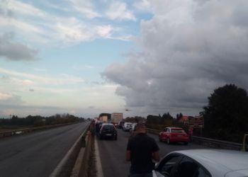 Terribile incidente sulla Pontina, gravissimo un centauro. Traffico in tilt
