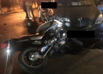Scontro moto-auto su via Emanuele Filiberto a Latina, 50enne resta incastrato sotto la vettura FOTO
