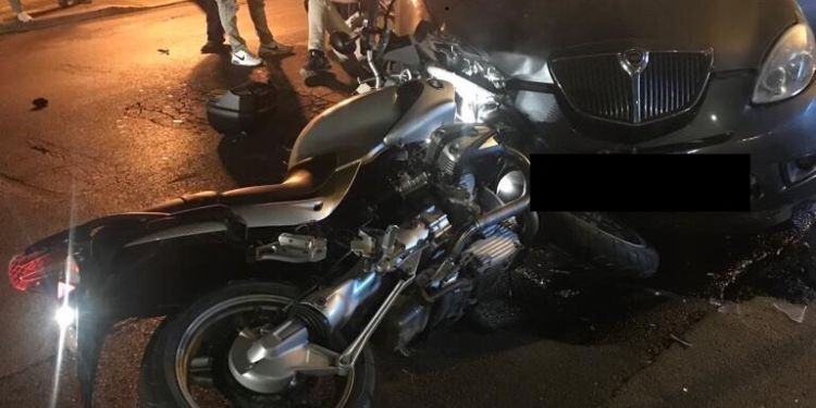 Scontro moto-auto su via Emanuele Filiberto a Latina, 50enne resta incastrato sotto la vettura FOTO