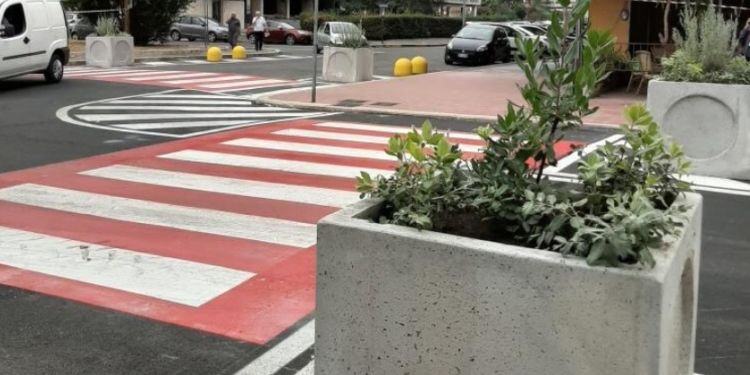 Latina, istallati 30 giganteschi ostacoli in cemento: esposto al Ministero