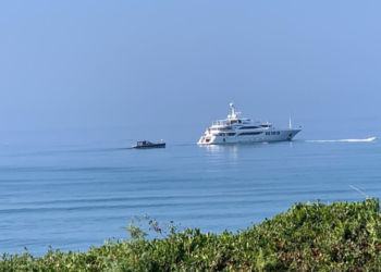 Milionario americano sbarca al lido di Latina con il suo mega yacht: ecco chi è VIDEO