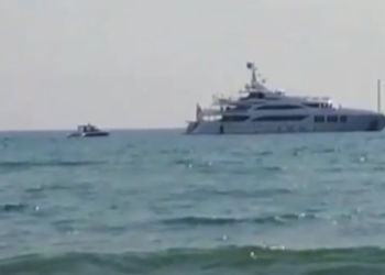 Al lido di Latina sbarca il mega yacht di un milionario statunitense VIDEO