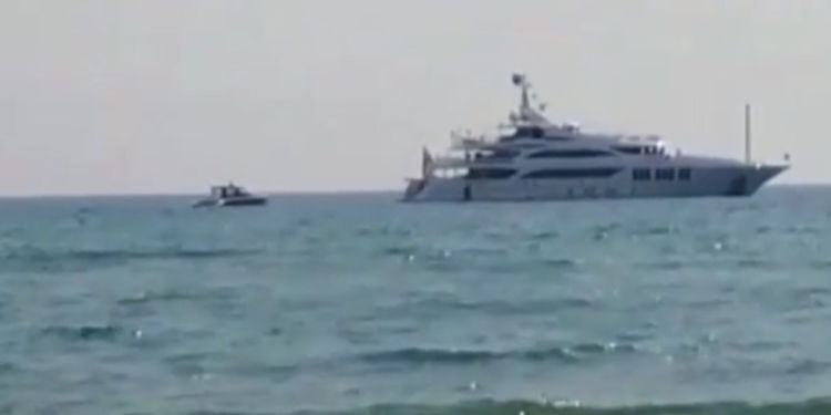 Al lido di Latina sbarca il mega yacht di un milionario statunitense VIDEO