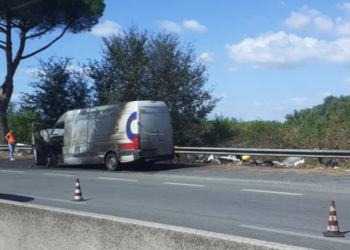 Furgone in fiamme sulla Pontina, il traffico va in tilt VIDEO