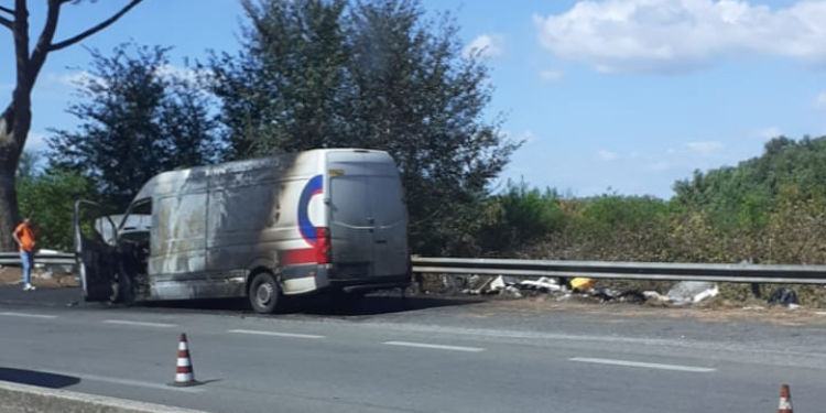 Furgone in fiamme sulla Pontina, il traffico va in tilt VIDEO