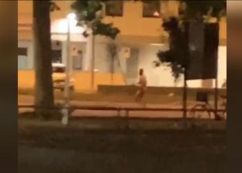 Degrado a Latina, uomo corre nudo davanti al McDonald’s delle autolinee VIDEO