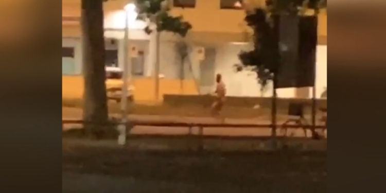 Degrado a Latina, uomo corre nudo davanti al McDonald’s delle autolinee VIDEO