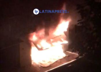 Palazzo in fiamme in Q5 a Latina, gravi madre e figlia di 9 anni. Evacuate 40 persone VIDEO