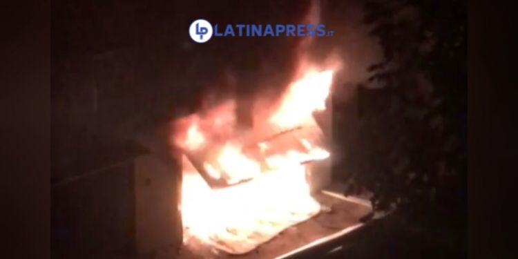 Palazzo in fiamme in Q5 a Latina, gravi madre e figlia di 9 anni. Evacuate 40 persone VIDEO