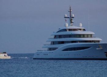 A Terracina approda il super yacht lussuoso: appartiene al patron di una scuderia di F1