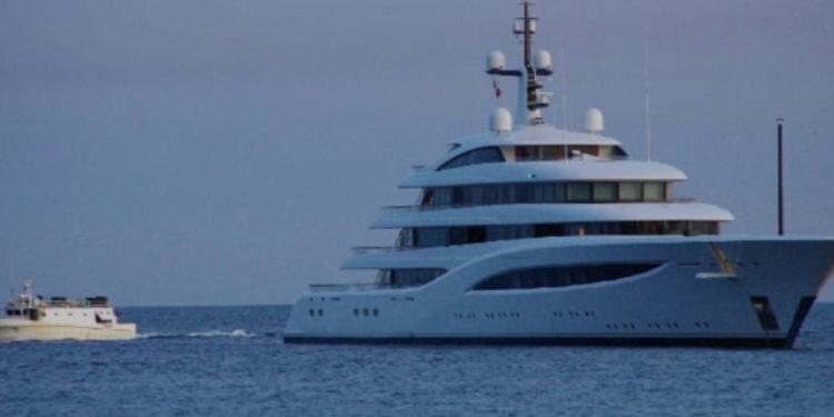 A Terracina approda il super yacht lussuoso: appartiene al patron di una scuderia di F1