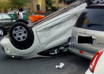 Latina, violento scontro su via Corridoni: auto si ribalta VIDEO