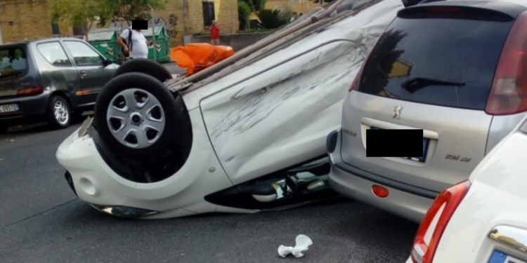Latina, violento scontro su via Corridoni: auto si ribalta VIDEO
