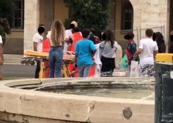 Latina, donna sviene e cade nella fontana di Piazza del Popolo: salvata da un passante VIDEO