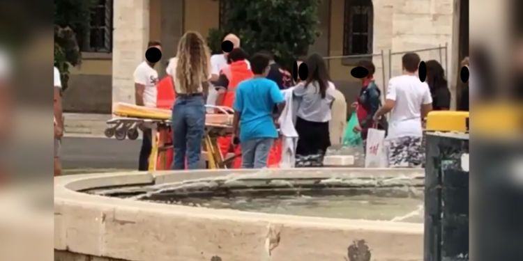 Latina, donna sviene e cade nella fontana di Piazza del Popolo: salvata da un passante VIDEO
