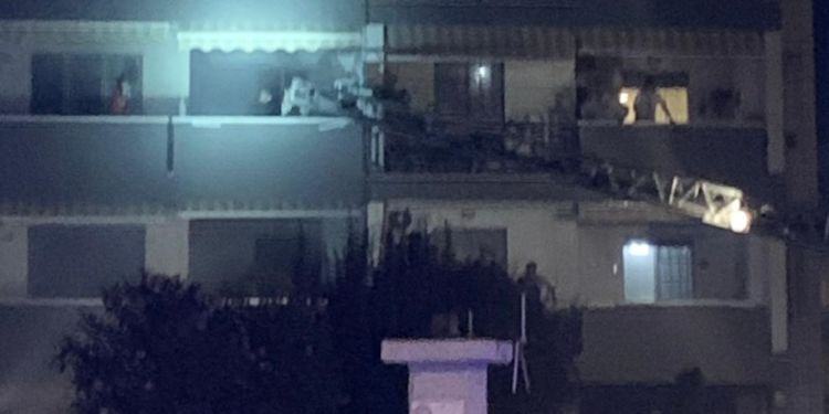 Panico in Q5 a Latina, fiamme in un palazzo di via Geminiani. Ci sono diversi feriti VIDEO