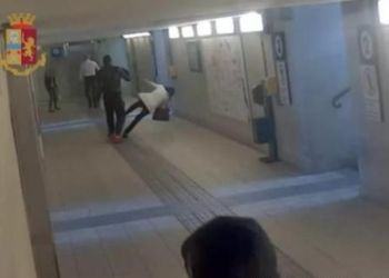 Aggressione in stazione, 24enne picchia senza motivo due donne nel sottopasso VIDEO