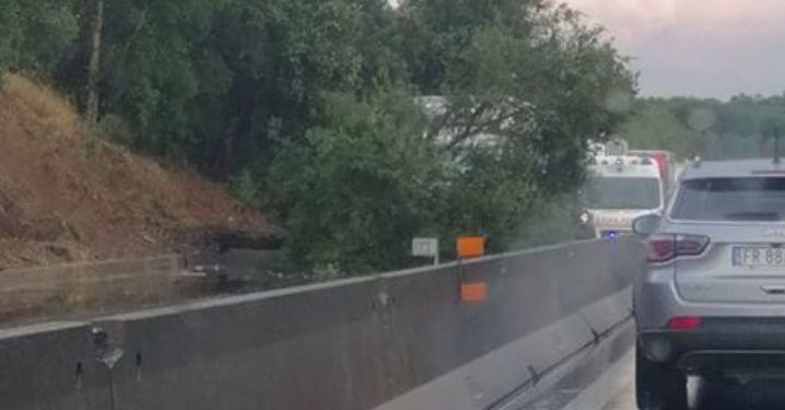 Albero cade su un’auto in corsa, paura sulla Pontina