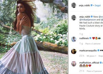 Top model internazionale posa per Vogue al Giardino di Ninfa