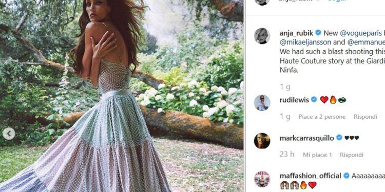 Top model internazionale posa per Vogue al Giardino di Ninfa