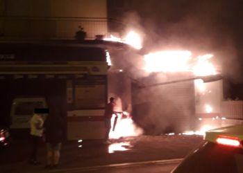 Paura ieri sera a Cisterna, incendio al primo piano di una palazzina FOTO