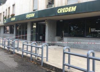 Boato nella notte a Latina: banditi fanno saltare in aria il bancomat